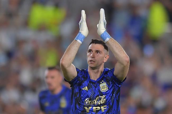 Emiliano Martinez bật khóc trước tình cảm của khán giả Argentina 